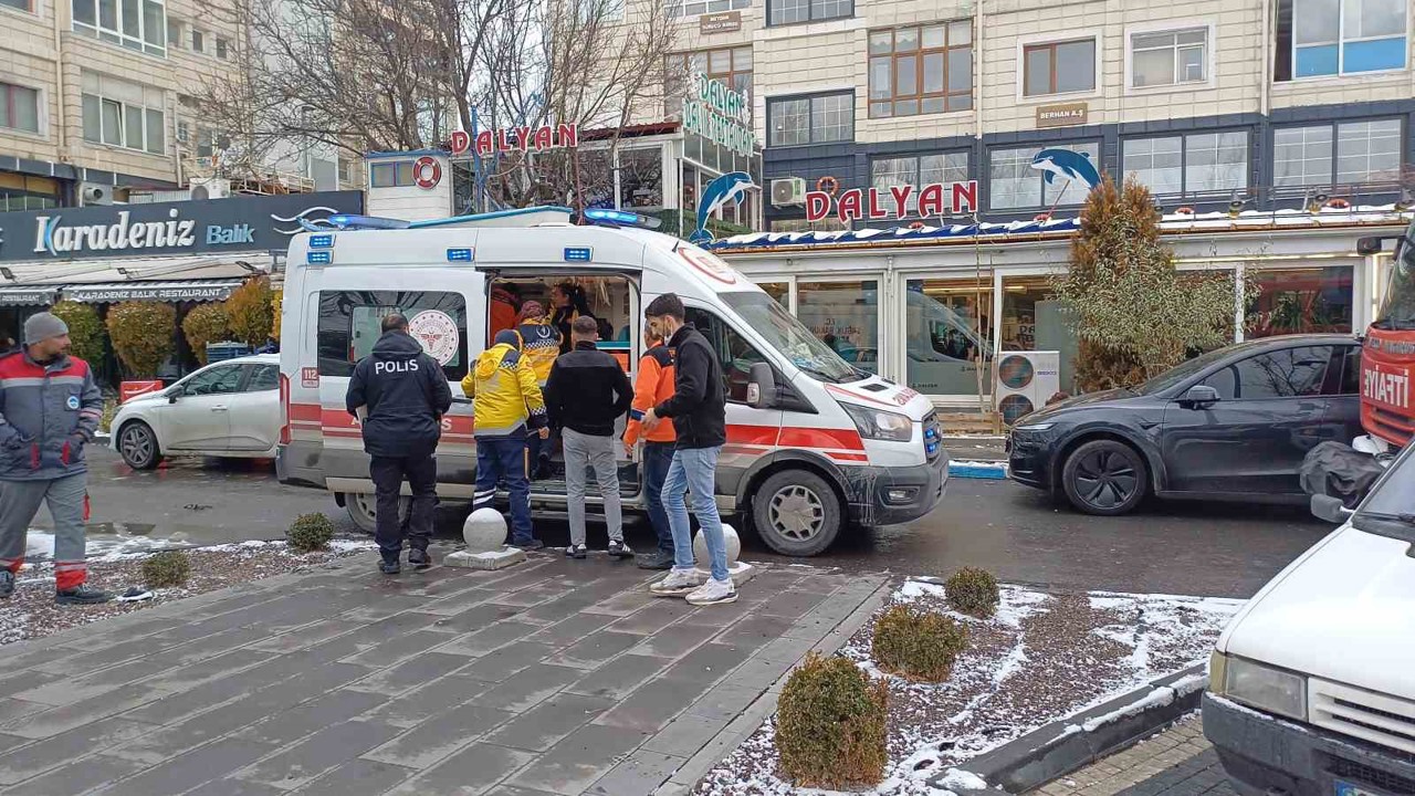 Kuruyemişçi deposunda çıkan yangında 4 kişi dumandan etkilendi
