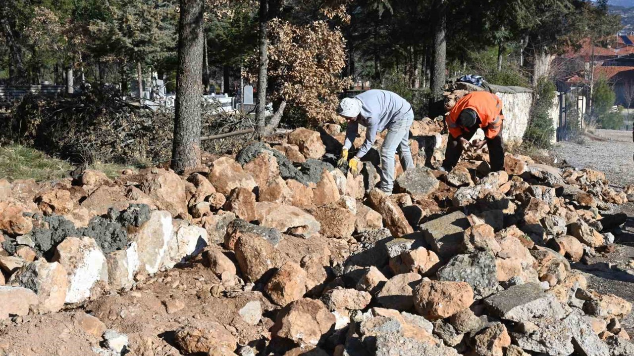 Isparta’da yıkılan mezarlık duvarı yeniden yapıldı
