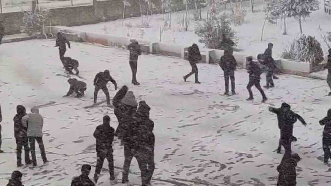 Şırnak’ta öğrenciler karın keyfini çıkardı
