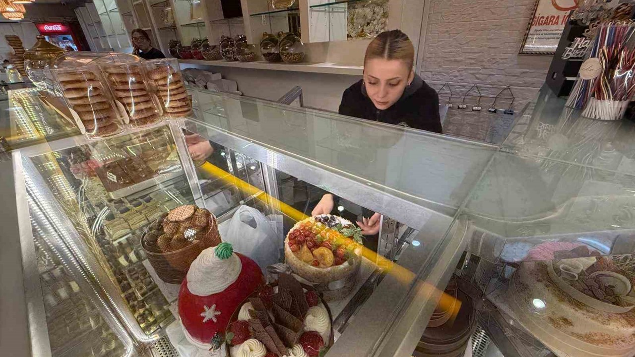 Yılbaşına özel hazırlanan 40 pastaya altın gizlediler
