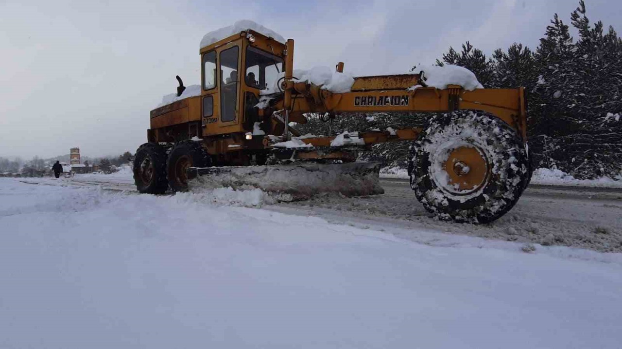Kendi greyderiyle karla mücadeleye destek veriyor
