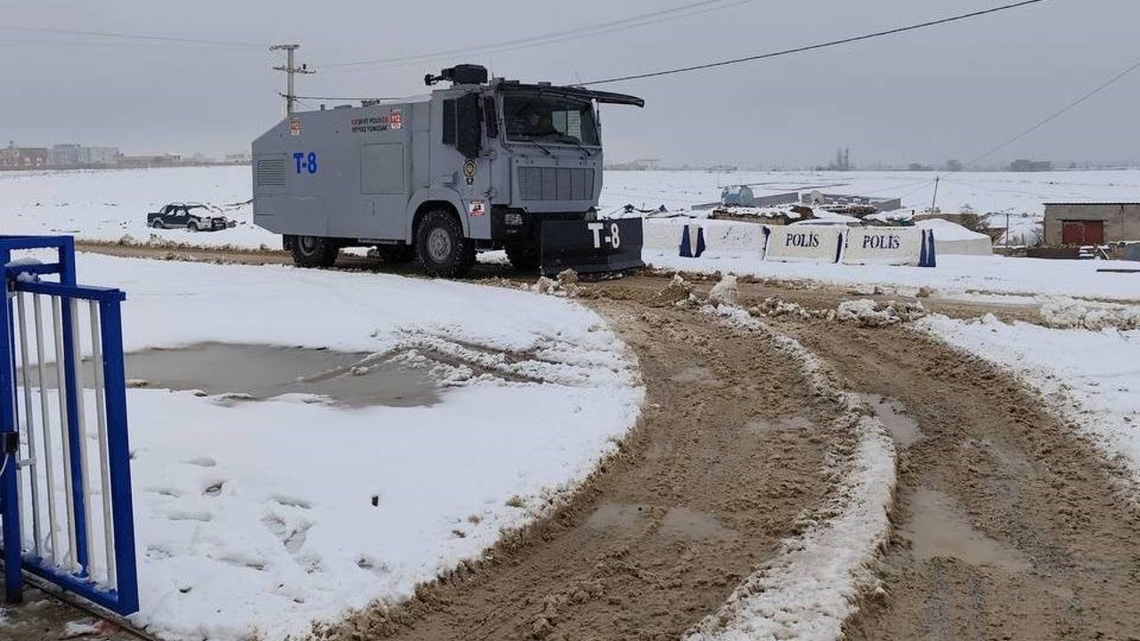 Kardan kapanan yolu TOMA açtı
