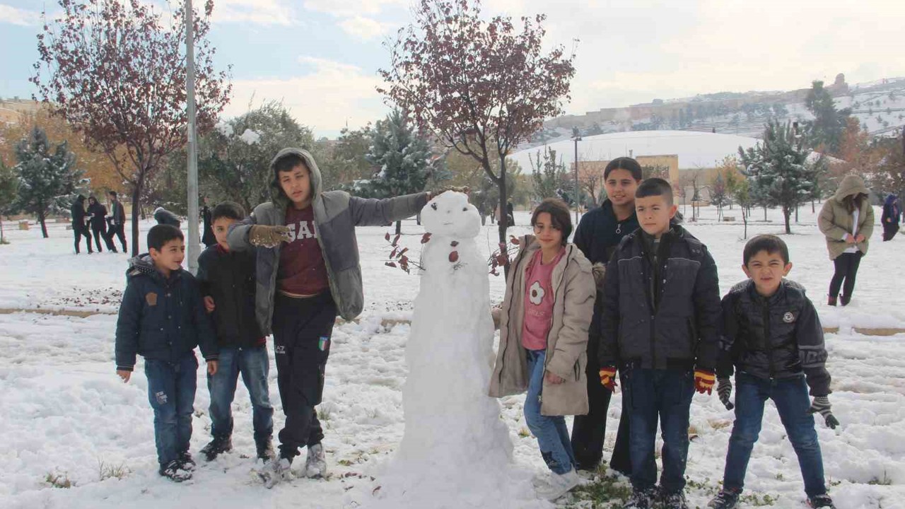 Şanlıurfa’da yıllar sonra kar sevinci: Çocuklar kartopu oynadı, yetişkinler halay çekti
