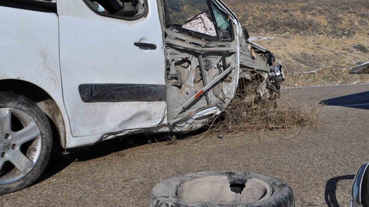 Isparta’da gizli buzlanma kazaya neden oldu: 4 yaralı
