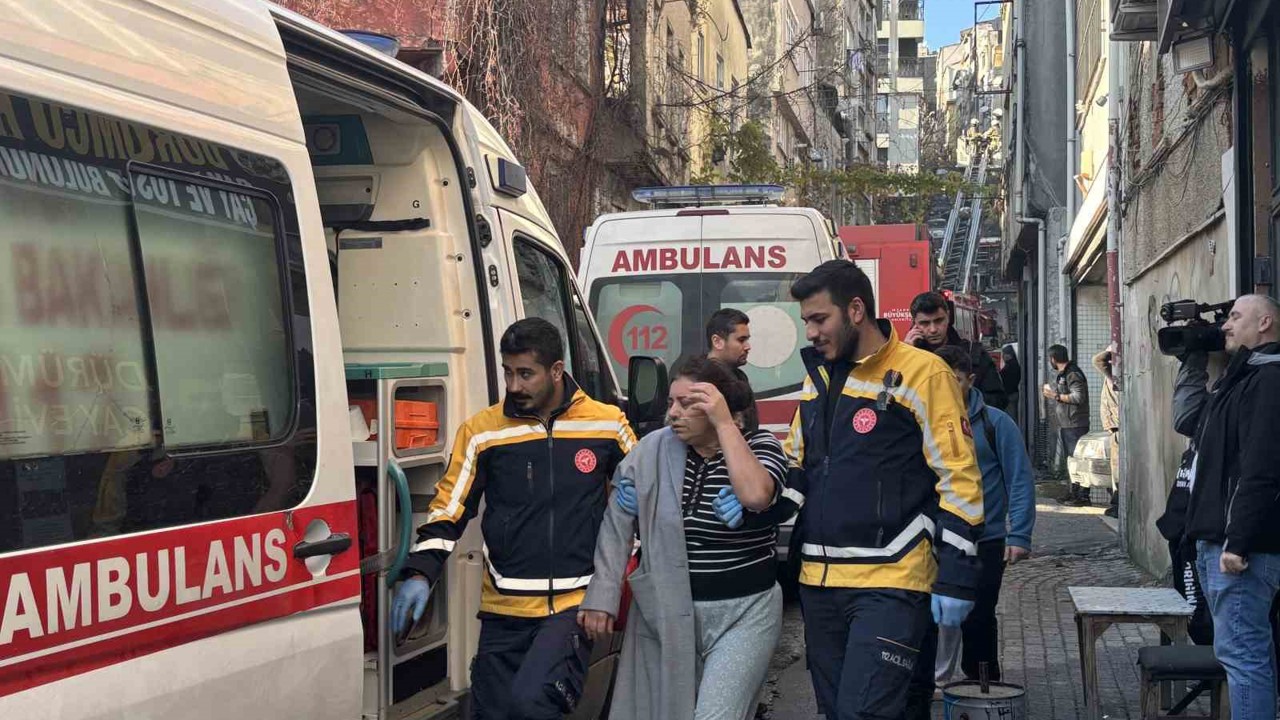 Şişli’de 2 katlı binada yangın paniği: Hastane yolundan dönen astım hastası ev sahibi fenalık geçirdi
