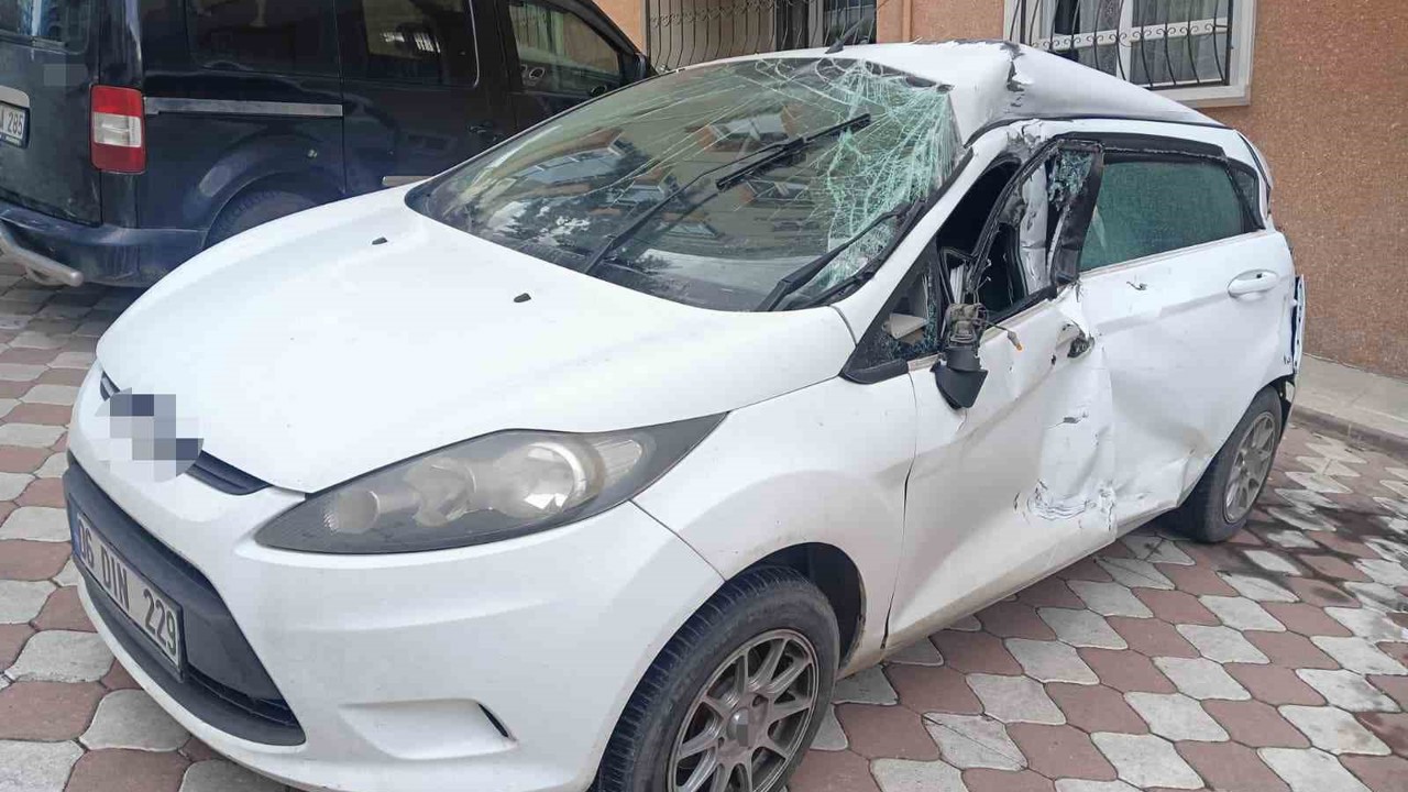 Sürücüsünün kontrolünü kaybettiği tır park halindeki 4 otomobile çarptı
