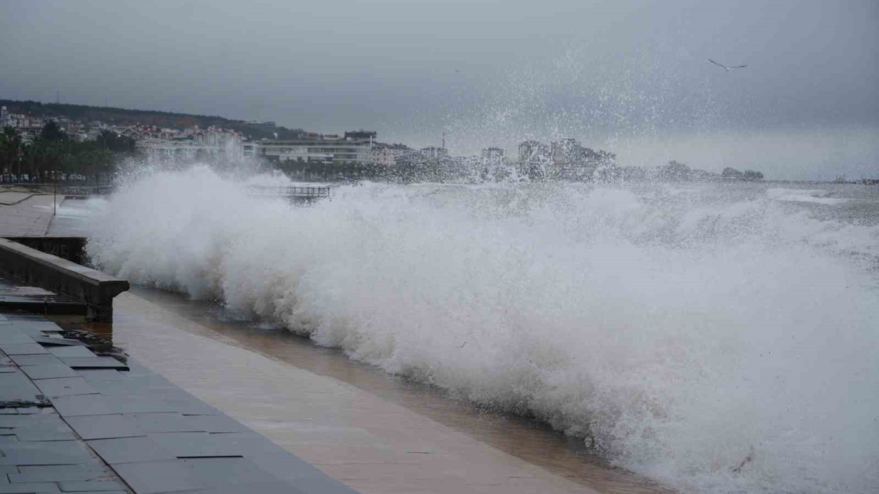 Karadeniz’de fırtına sahili vurdu: Dev dalgalar taşları kıyıya sürükledi
