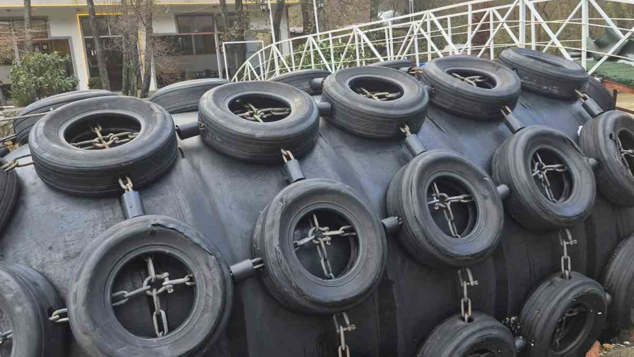 Zonguldak’ta köprüyü tehdit eden dev cisme itfaiye müdahalesi
