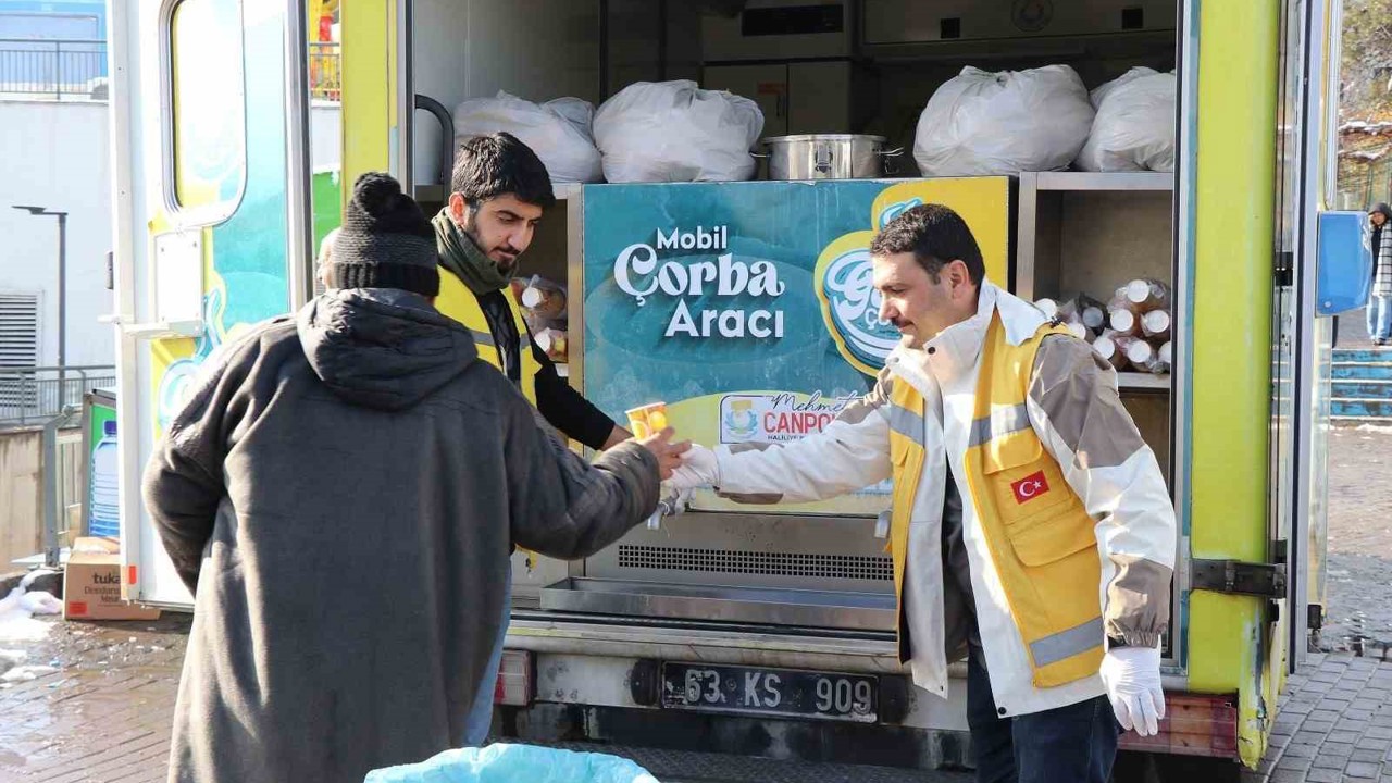 Karlı havada sıcak çorba ikramı
