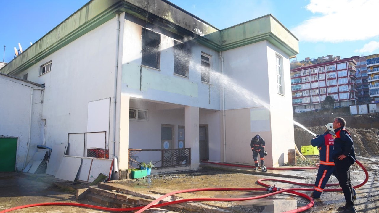 Gençlik merkezi çıkan yangında kullanılamaz hale geldi
