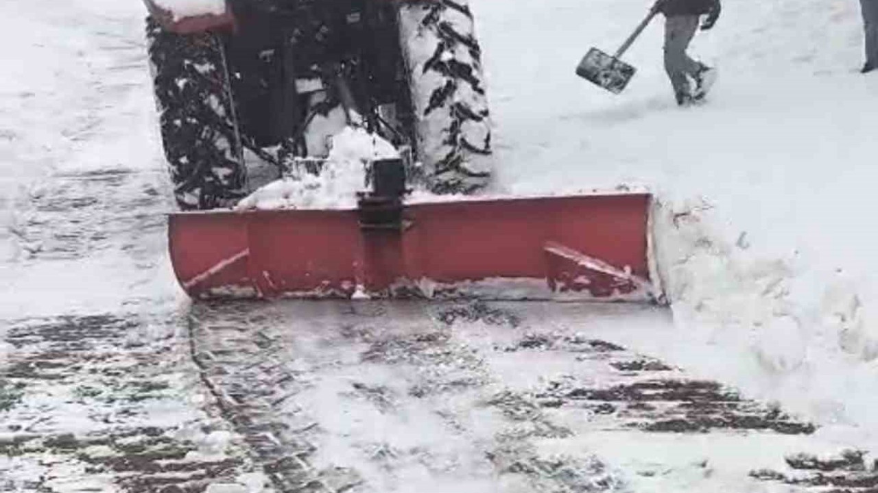 Mazıdağı’nda traktörlerin arkasına bağlanan aparatlarla kar temizleme çalışması yaptılar
