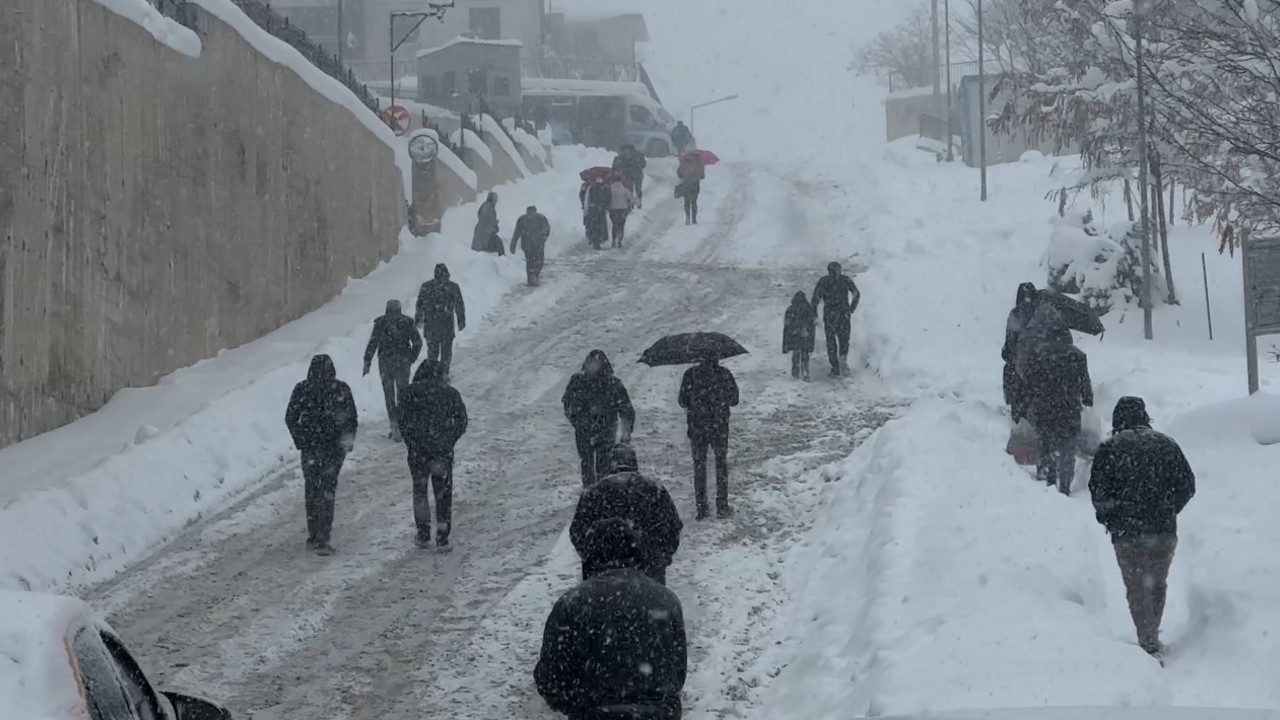 Yüksekova’da beyaz esaret: Vatandaşlar araçlarını bırakıp yürüdü
