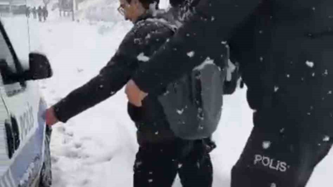 Karda mahsur kalan öğrencilere emniyet ekipleri yetişti
