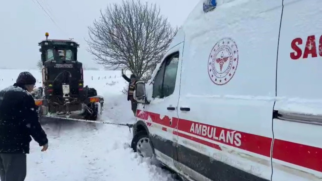 Karda mahsur kalan ambulansı iş makinesiyle çekerek hastaya ulaştırdılar
