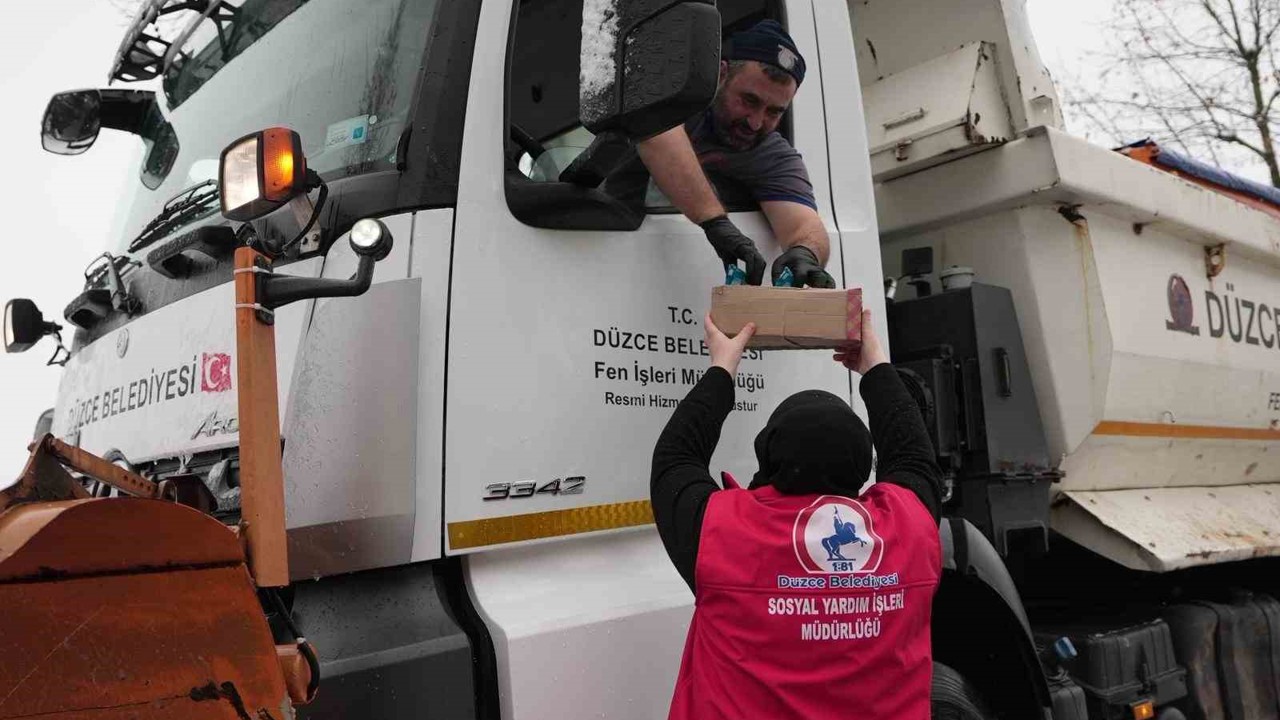 Karla mücadele ekiplerine sıcak ikram
