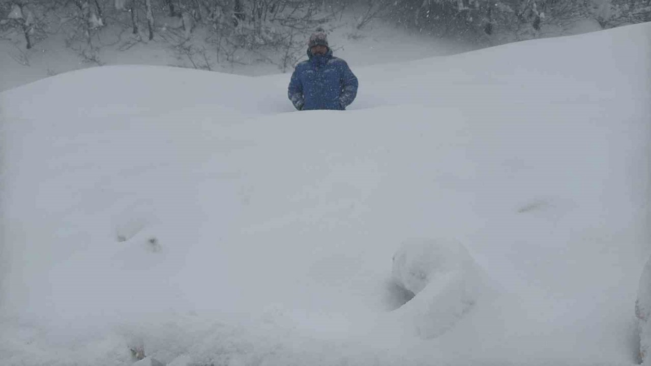 Karabük-Bartın yolunda kar kalınlığı 1,5 metreyi aştı
