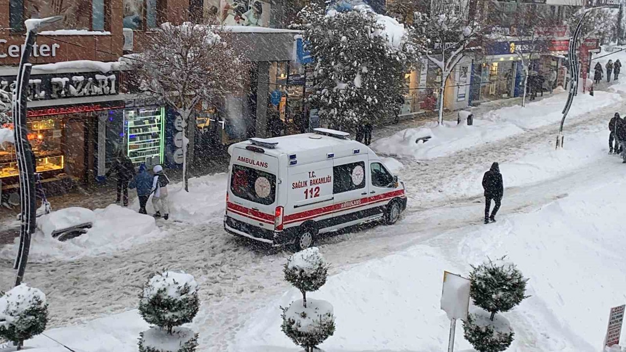 Bolu’da bir ambulansın karla imtihanı kamerada
