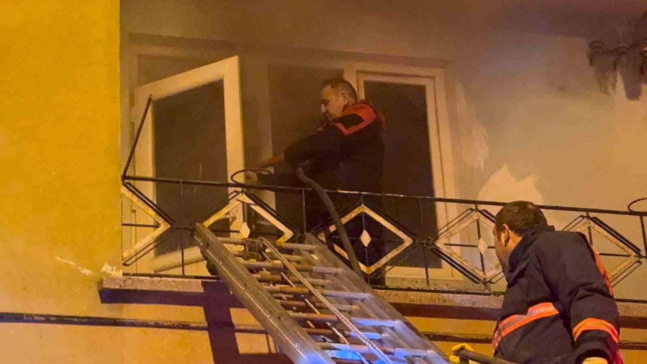 Çorum’da apartmanda çıkan yangında 10 kişi dumandan etkilendi
