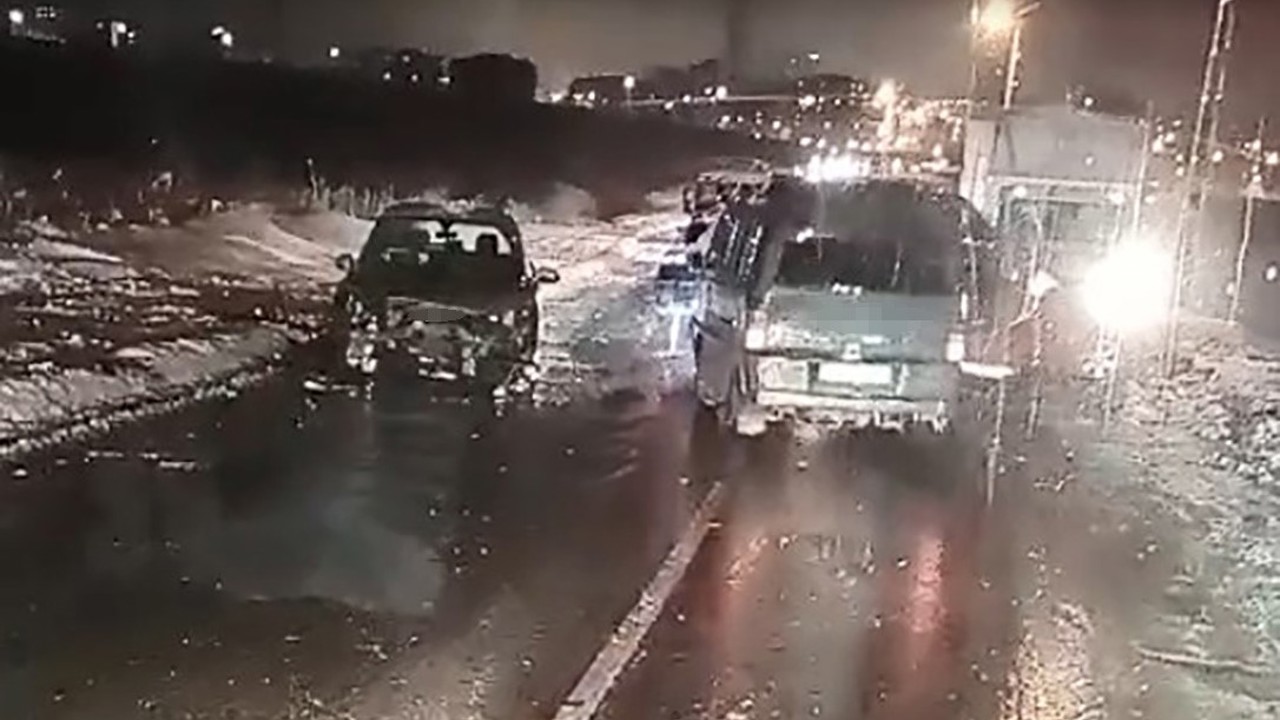 Batman’da buz pistine dönen yolda 2 araç çarpıştı
