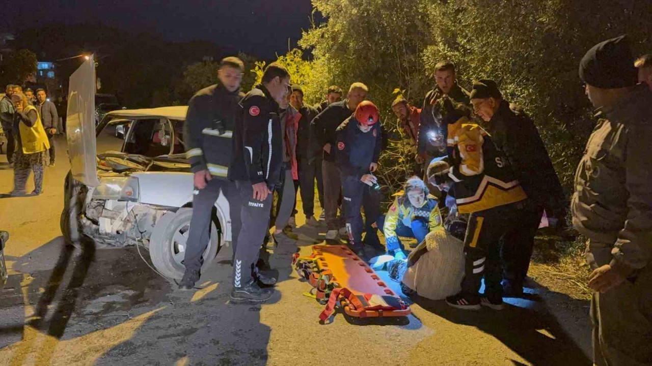 Beton bloğa çarpan Tofaş hurdaya döndü: 1 yaralı
