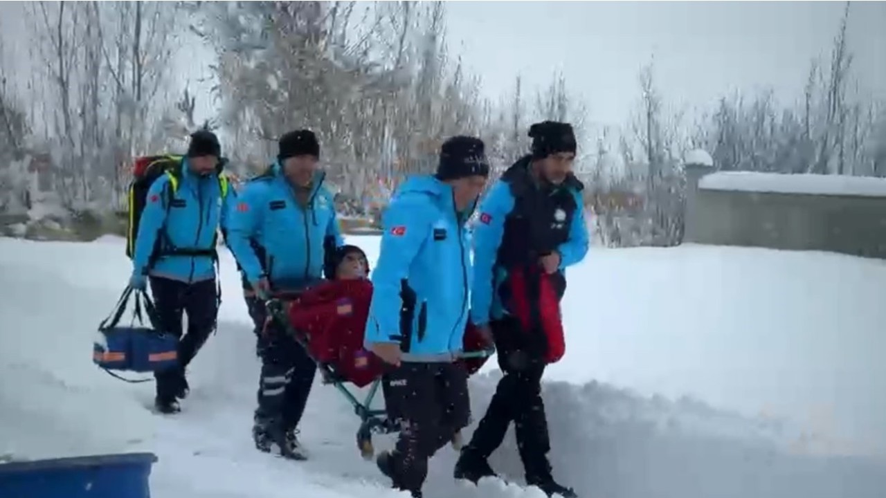 Yüksekova’da kar esaretinde zamanla yarış: 76 yaşındaki KOAH hastası için seferber oldular
