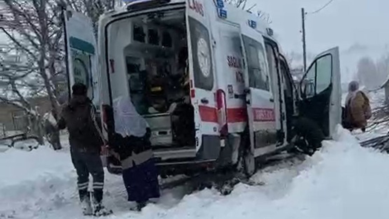 Kardan kapanan yolda hastaneye yetişemeden ambulansta doğum yaptı
