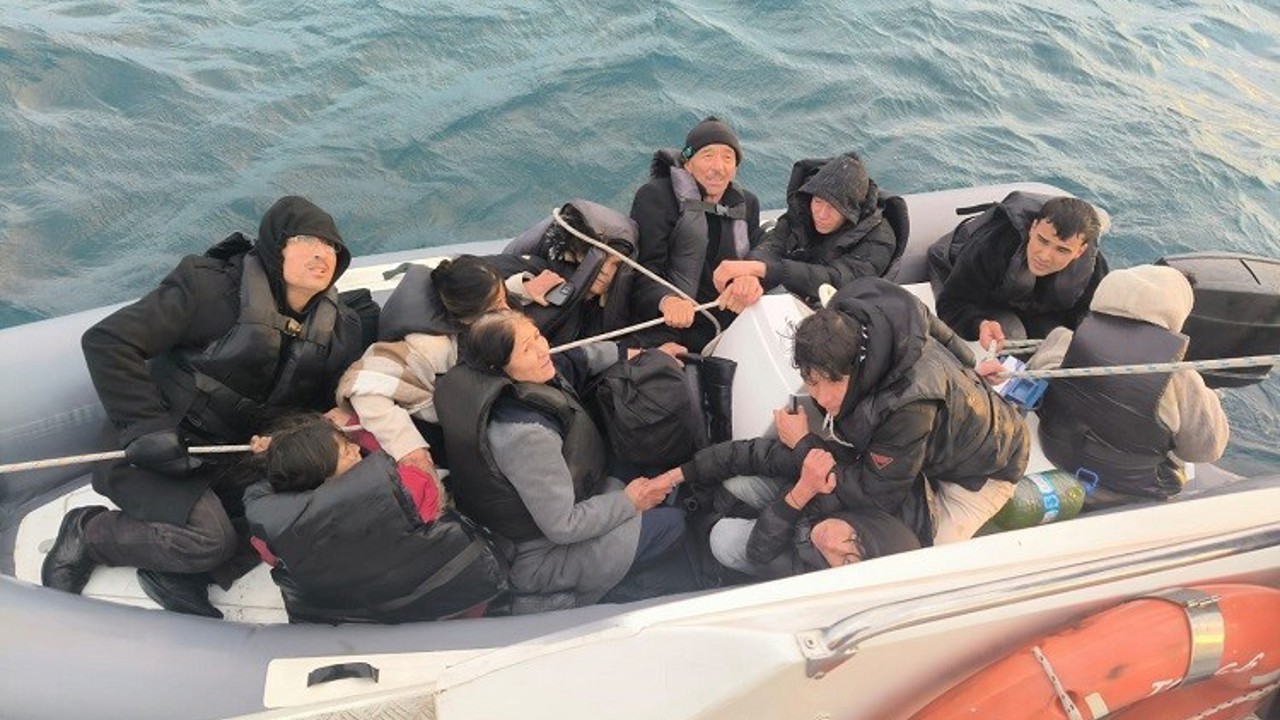 Ayvalık açıklarında 10 göçmen kurtarıldı
