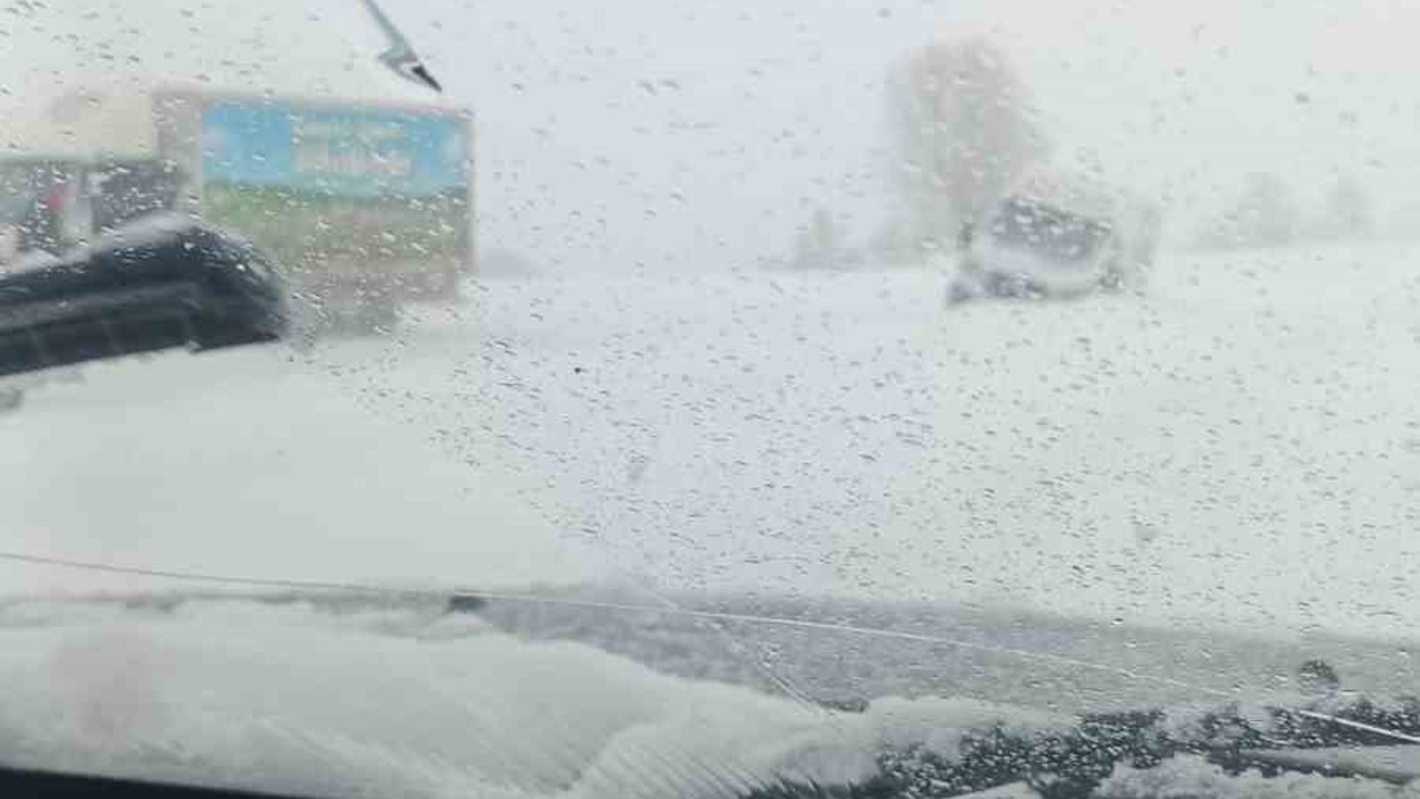 Kastamonu’da yoldan çıkan yolcu otobüsü kara saplandı
