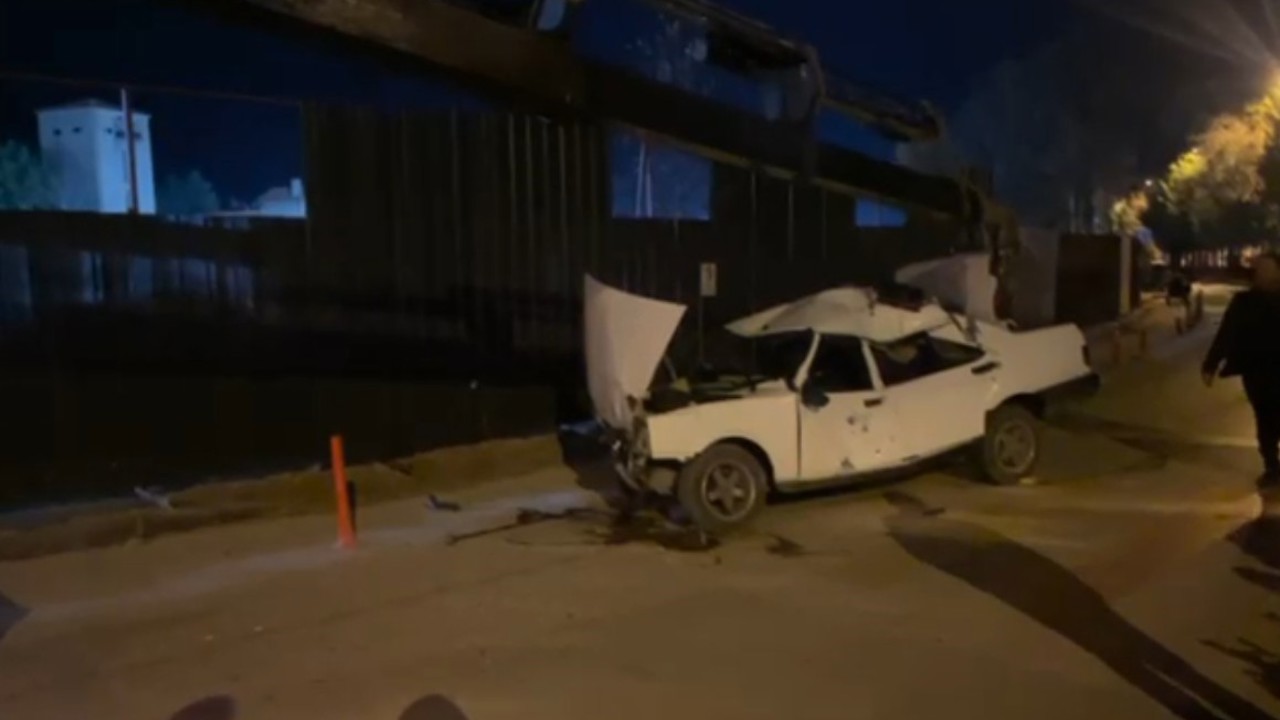 Kontrolden çıkan Tofaş inşaat sahasına uçtu
