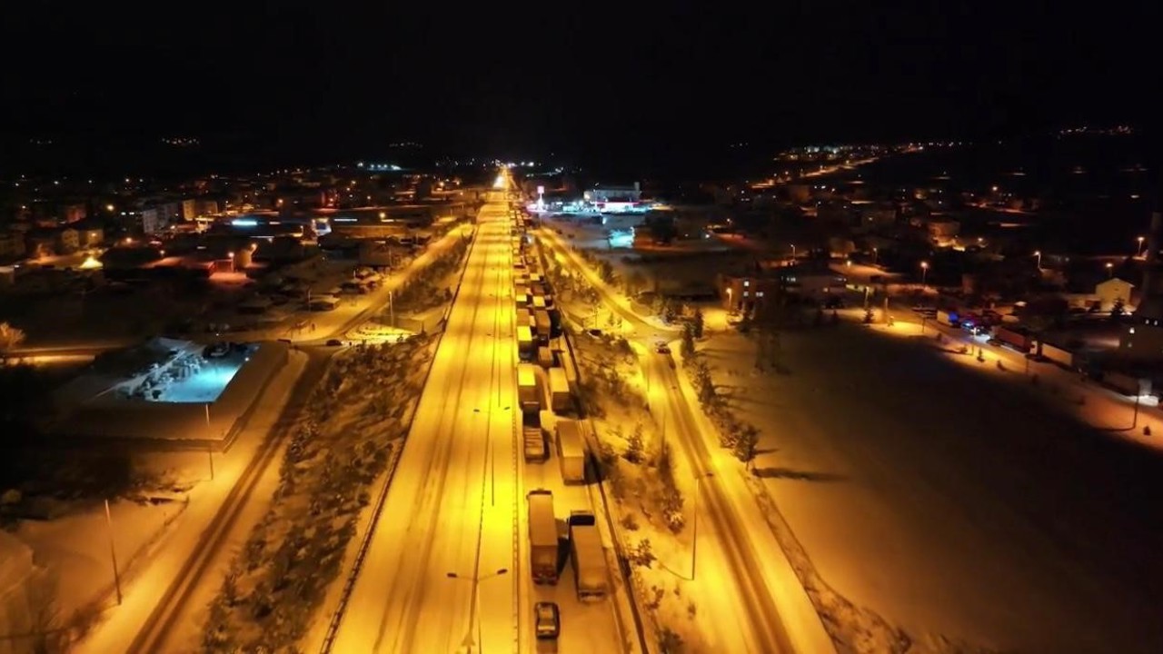 D-100 karayolunda kar çilesi: Araçlar mahsur kaldı
