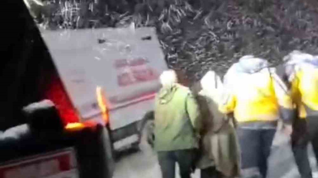 Hakkari’de yaşam mesaisi: Kar engelini iş makineleriyle aştılar
