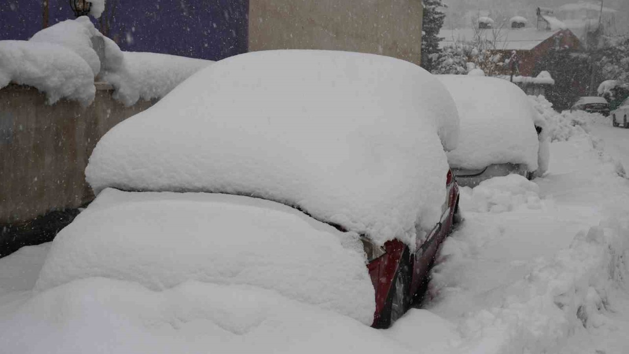 Şırnak’ta araçlar kar altında kayboldu
