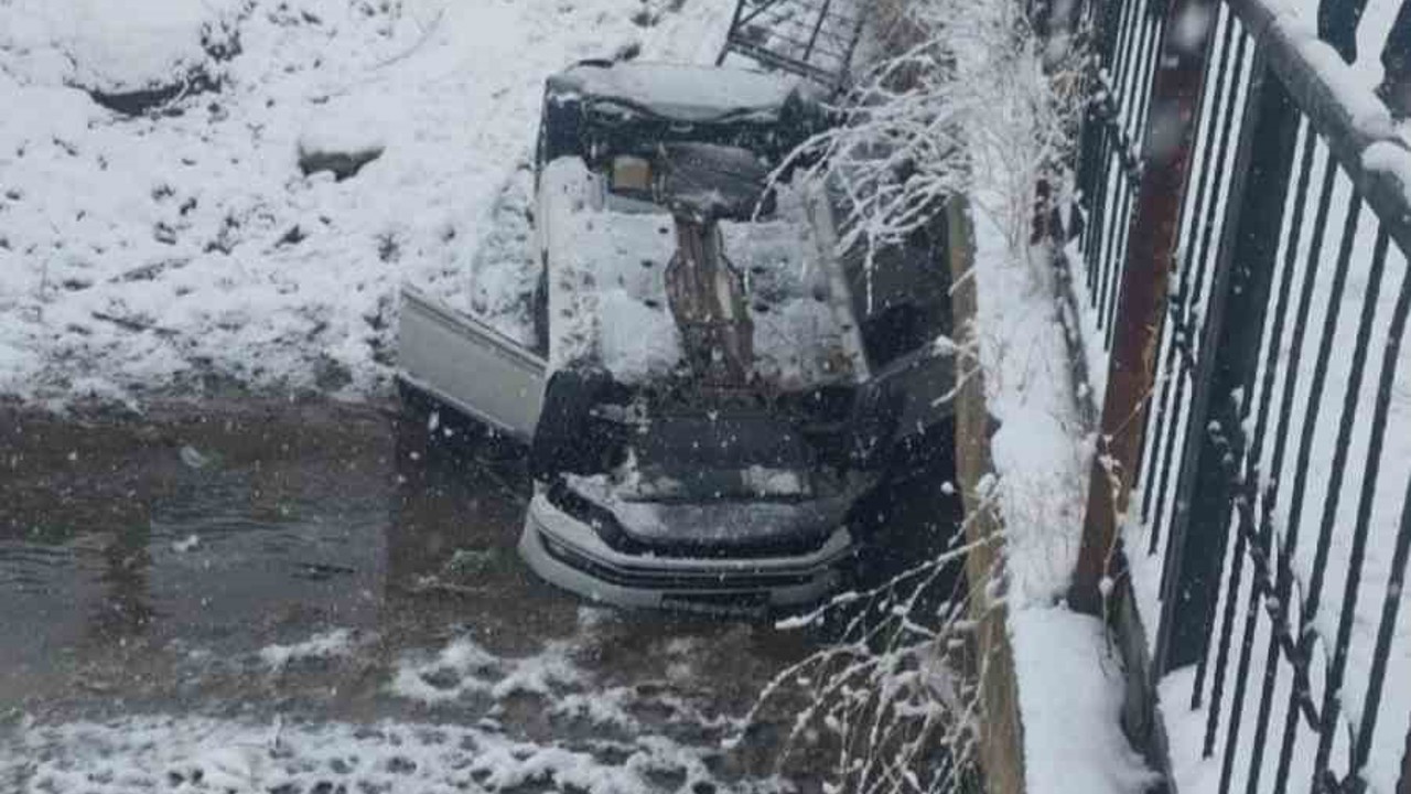 Otomobil köprüden düştü: 2 yaralı
