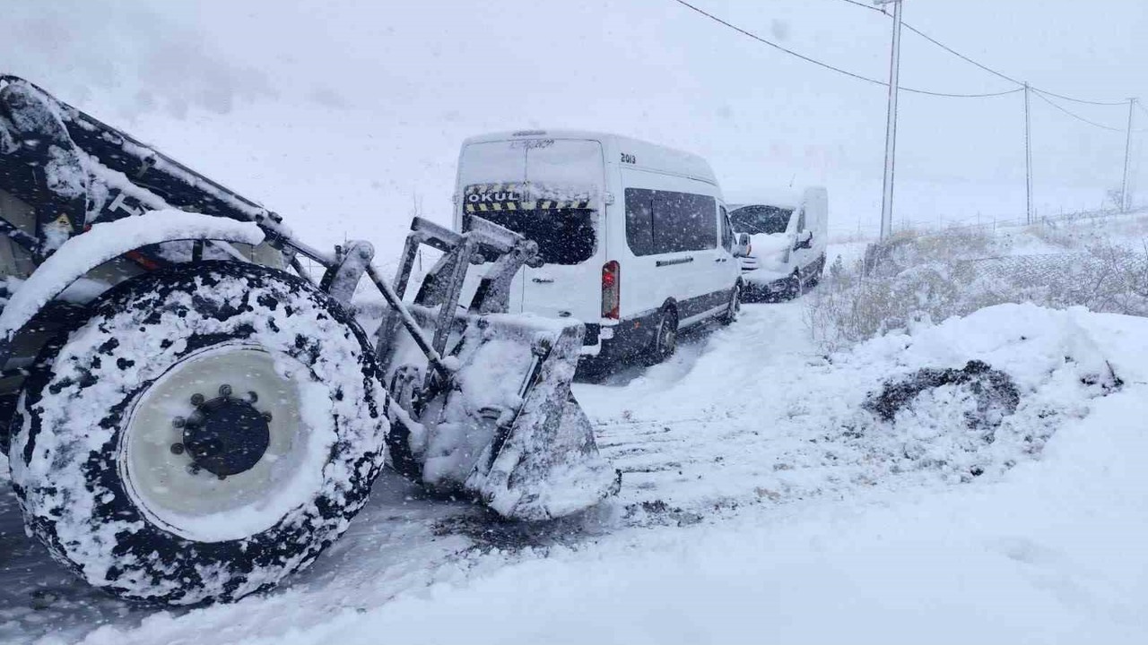 Şırnak’ta karda mahsur kalanlar için belediye ekipleri seferber oldu
