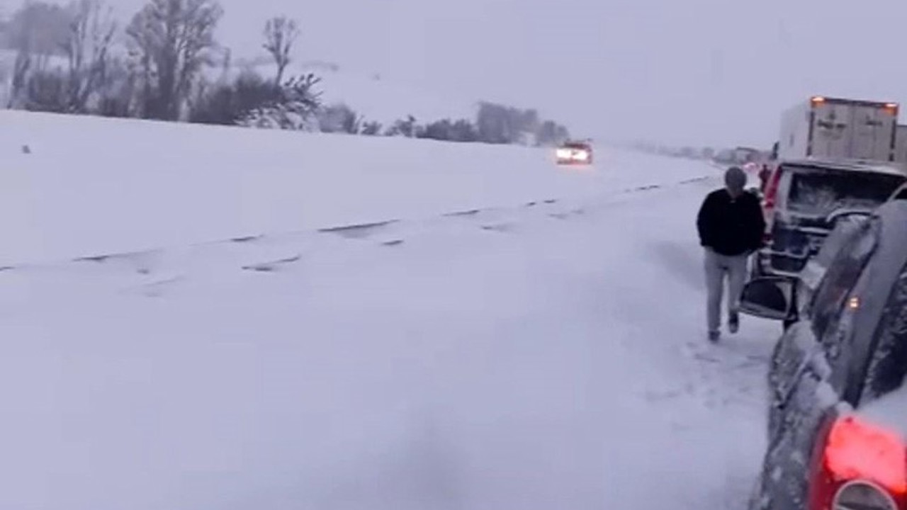 Bolu’da kar nedeniyle kapanan Gerede-Karabük yolu ulaşıma açıldı
