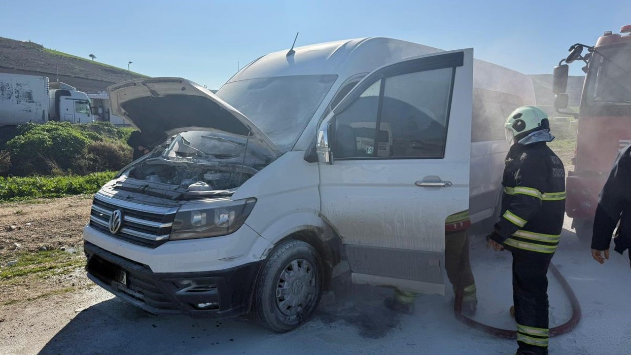 Antakya’da seyir halindeki minibüste korkutan yangın
