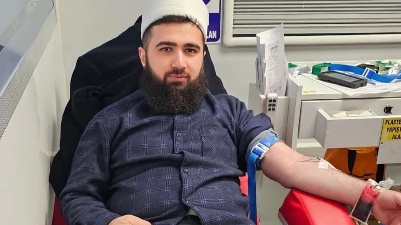İmam, cemaatiyle kan bağışında bulundu
