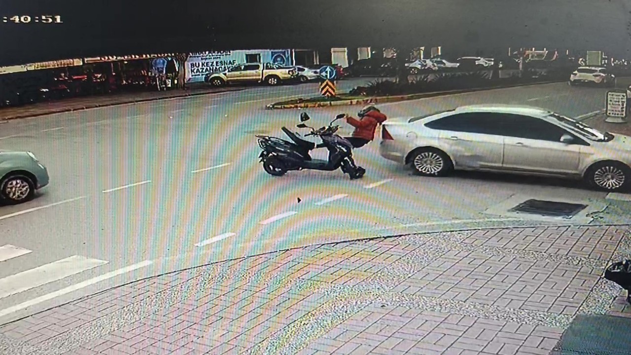 Manavgat’ta otomobille çarpışan motosiklet sürücüsü yaralandı
