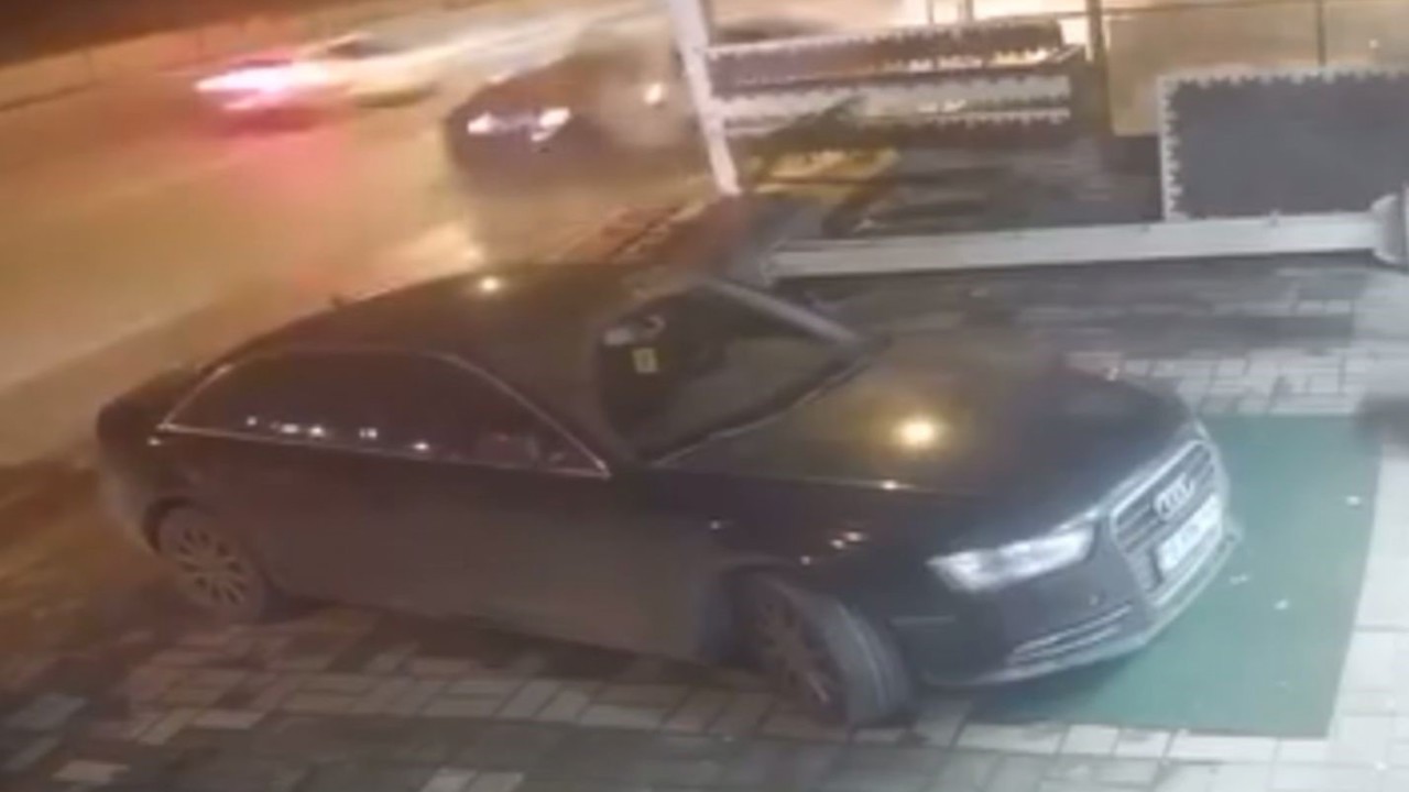 Bursa’da gece yarısı kaza anı kamerada : 1’i ağır 4 yaralı
