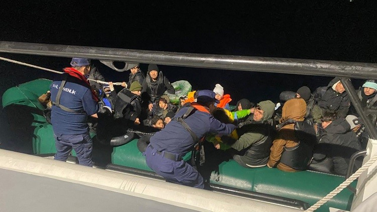 İzmir açıklarında 50 düzensiz göçmen yakalandı
