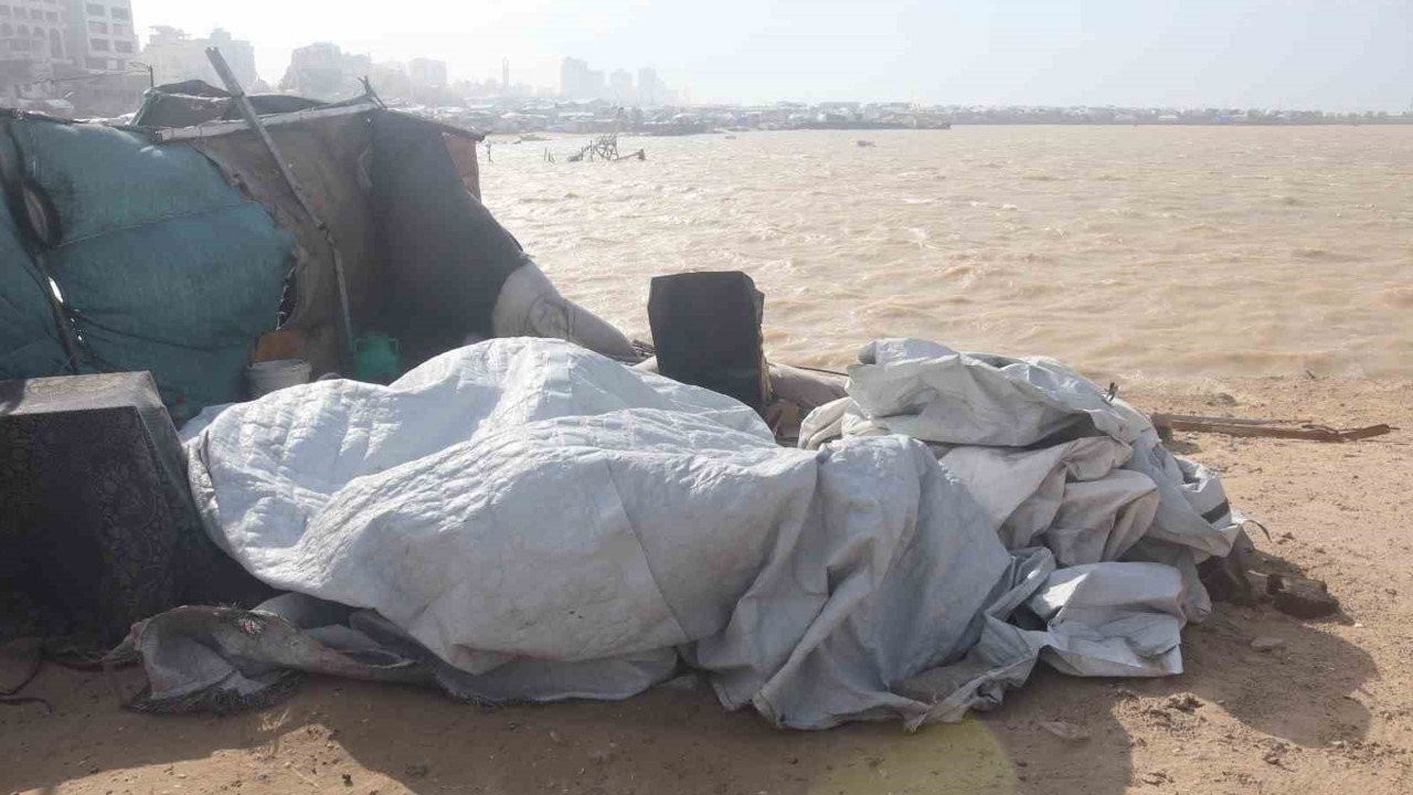 Gazze’de şiddetli fırtına Filistinlilerin sığındığı çadırları vurdu
