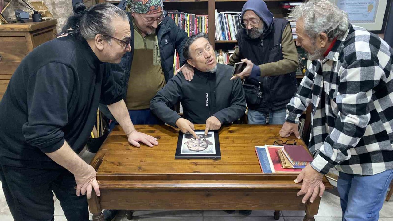 Yaklaşık 40 yıldır arkadaş olan karikatüristler
