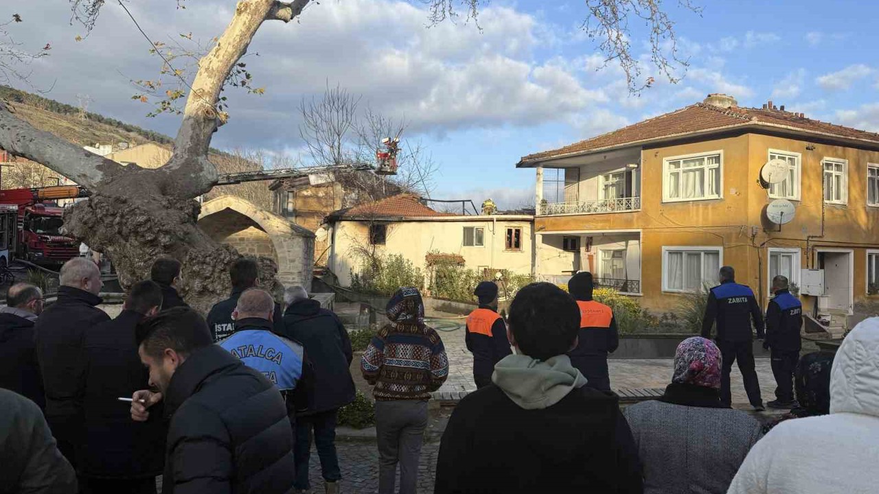 Çatalca’da evi yanan kadın uzun süre gözyaşı döktü
