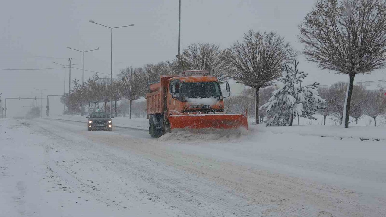 Van’da 389 yerleşim yerinin yolu kapalı
