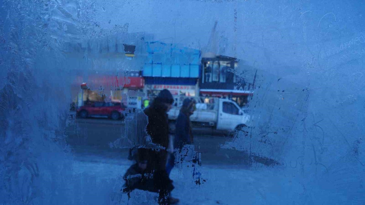 Türkiye’nin en soğuk yeri Erzurum oldu, çeşmeler buz tuttu
