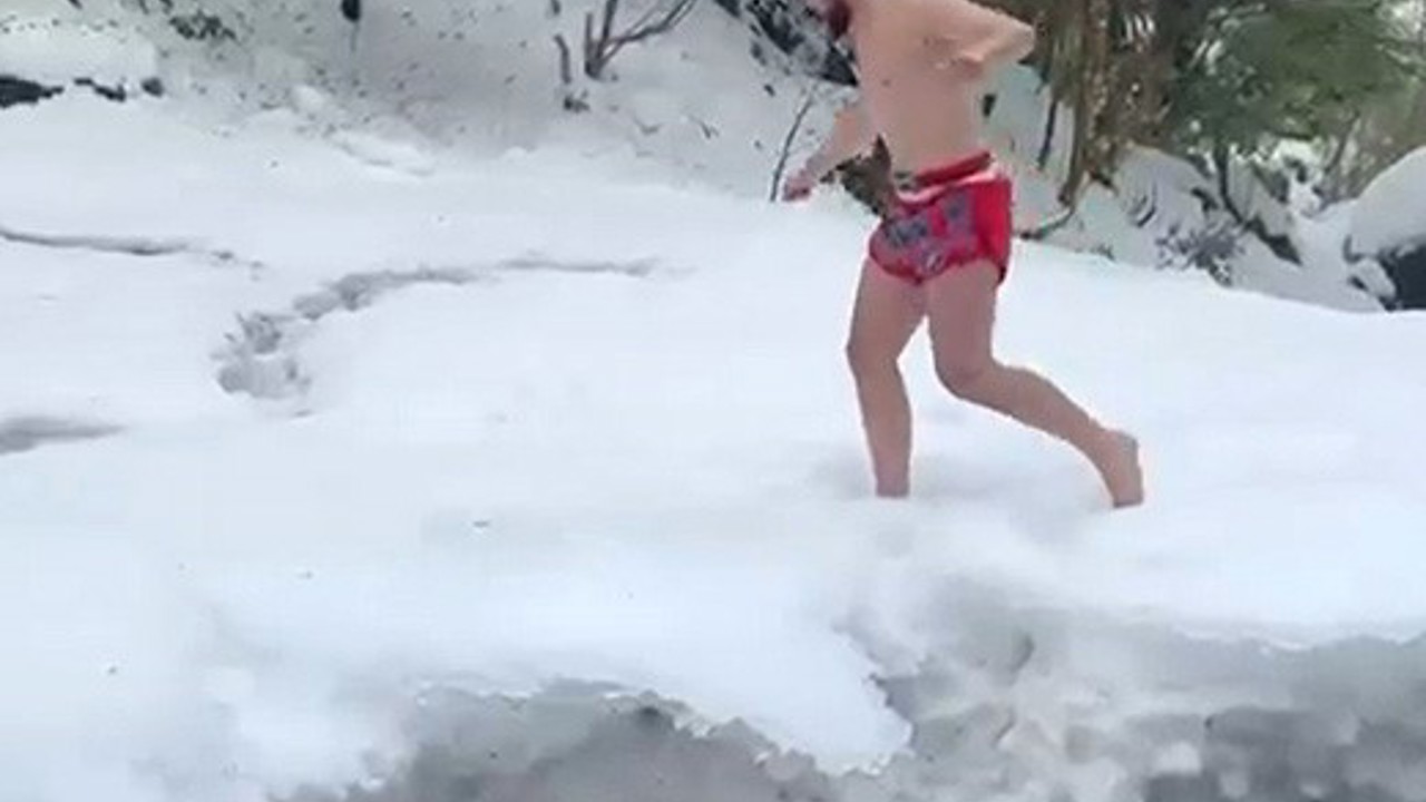 Karda şortla gezip şelale altında antrenman yaptı
