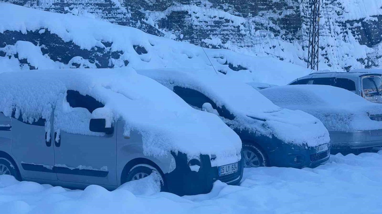 Hakkari’de kar yağışı yerini dondurucu soğuklara bıraktı
