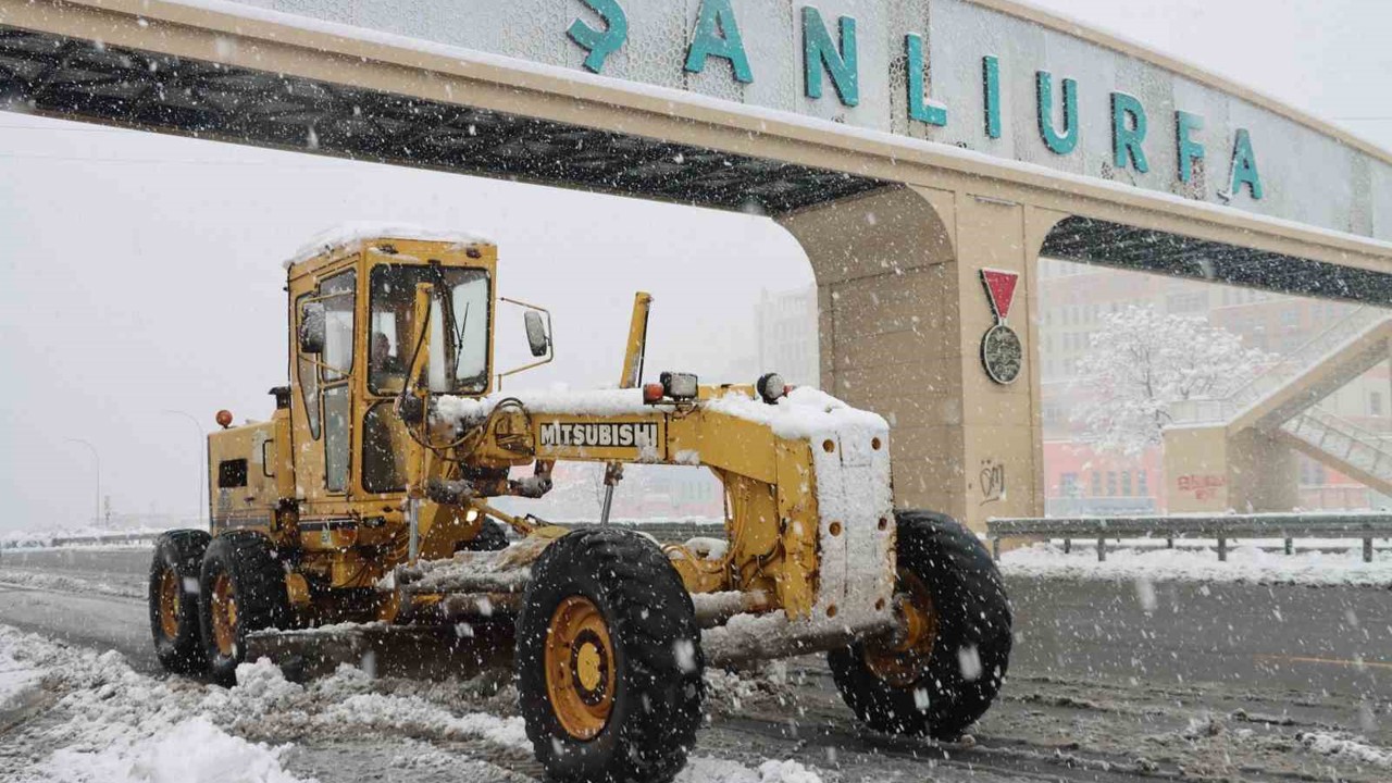 Büyükşehir Belediyesi 235 ekiple karla mücadeleyi sürdürdü
