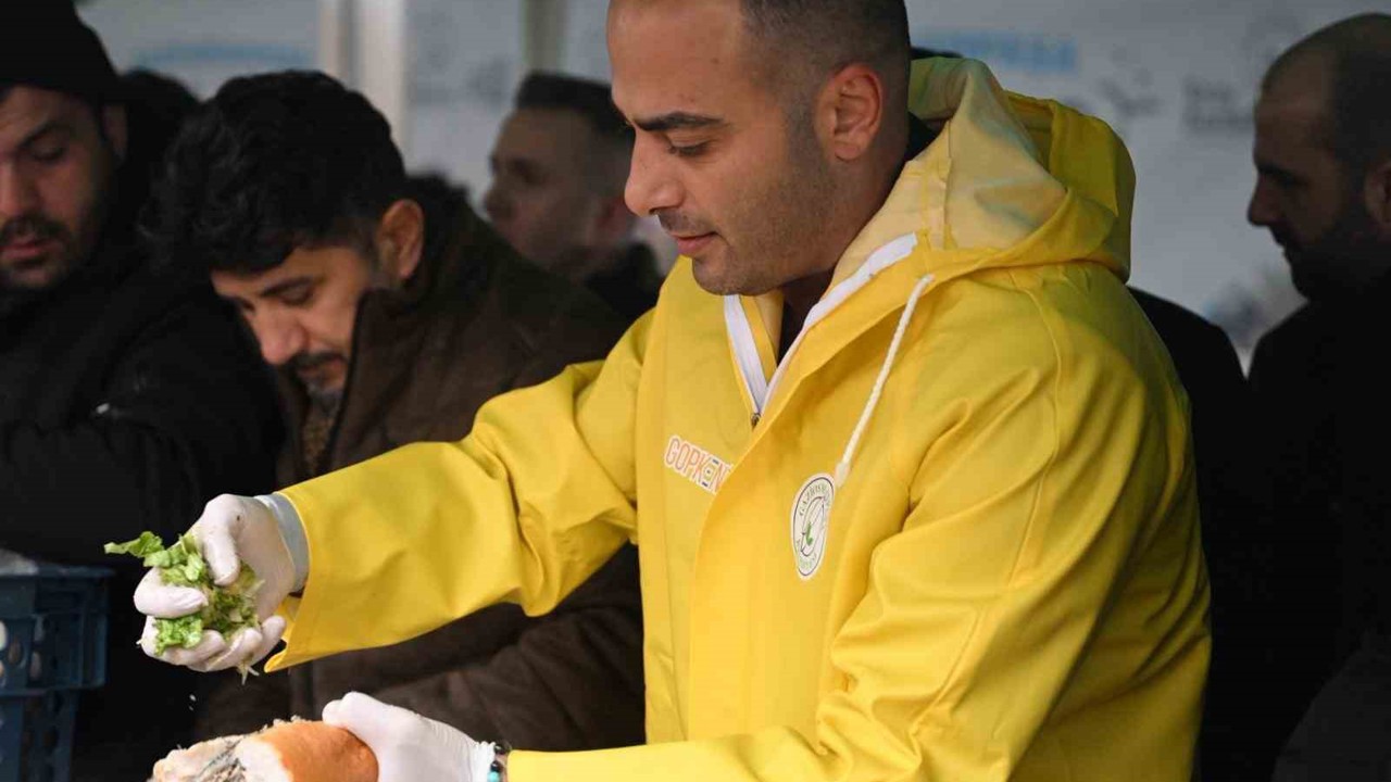 Gaziosmanpaşa’da Başkan Vekili Karadeniz’den Hamsi Festivalinde gitar sürprizi
