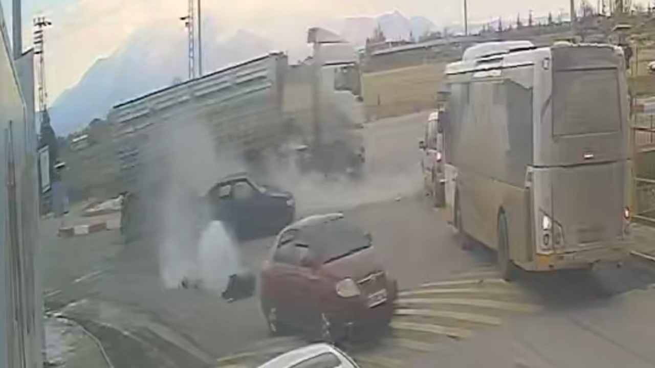 Karaman’da kamyon otomobile çarptı: 2 yaralı
